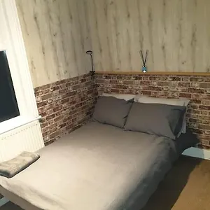  Apartment Spacious Bedroom With Private Bathroom.